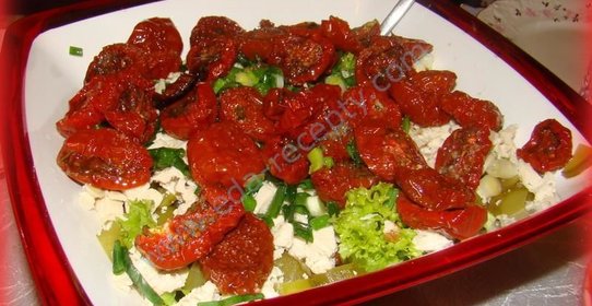 Легкий салатик с вялеными помидорами