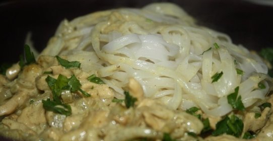 Карри с куриным филе, персиком и яблоком