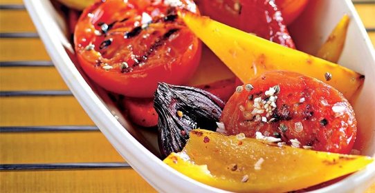 Салат из жареных перцев с помидорами и зирой