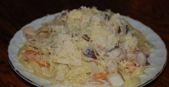 Лингвини с морепродуктами в сырном соусе