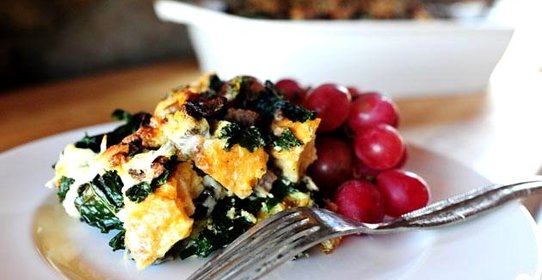 Страта с капустой кале и колбасой