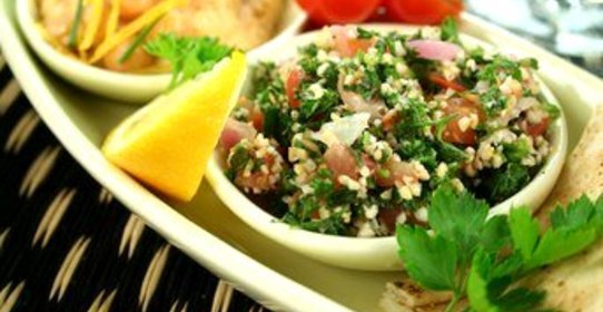 Салат из кускуса с нутом, красными перцами и заправкой из кумина