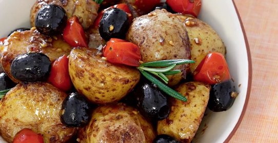 Теплый салат из картофеля и помидоров черри