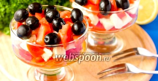 Салат с моцареллой, помидорами и маслинами