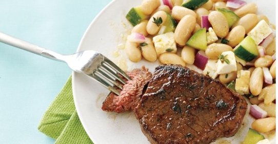 Стейк с фасолевым салатом