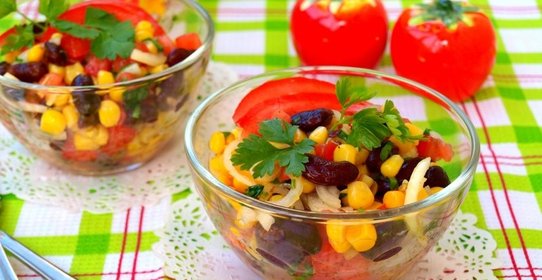 Салат с помидорами, фасолью и кукурузой