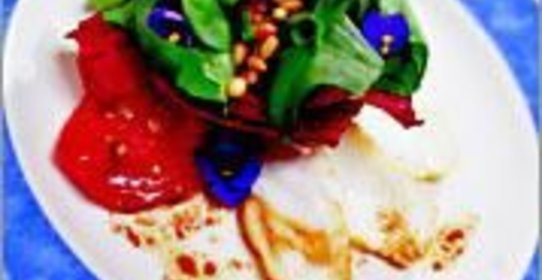 Салат из копченого морского черта с душистой фиалкой