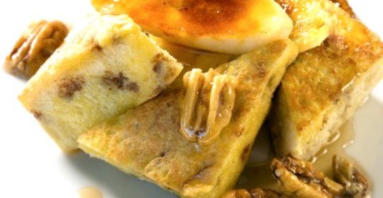 Омлет с карамелизованными яблоками, горгонзолой и беконом