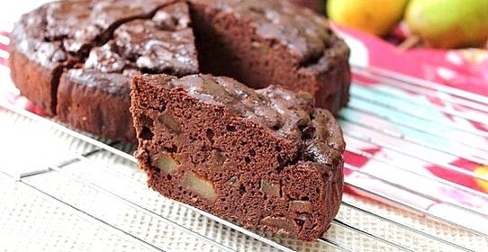 Шоколадный кекс на гречневой муке с кусочками груши