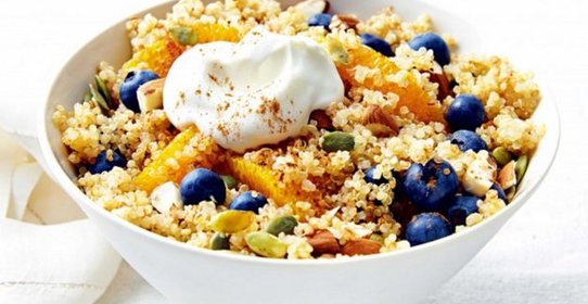 Киноа с фруктами и ягодами