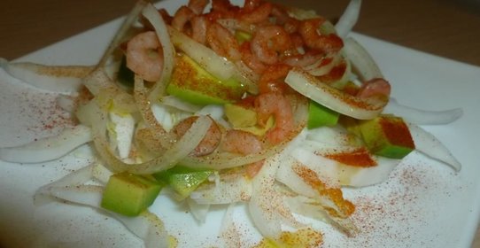 Салат с креветками, авокадо и пекинской капустой