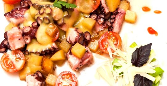 Теплый салат с осьминогом