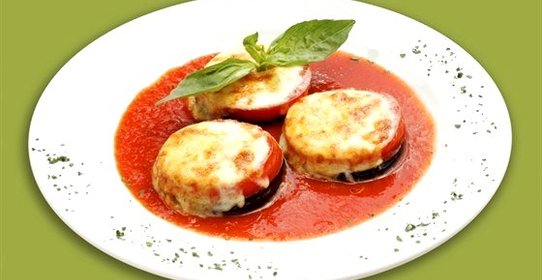 Салат из слегка поджаренных баклажанов и запеченных помидоров с сыром фета