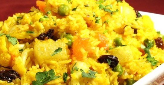 Рисовый салат из курицы по‑малазийски с ананасами, имбирем и карри