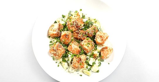 Лосось в кунжуте на подушке из цукини