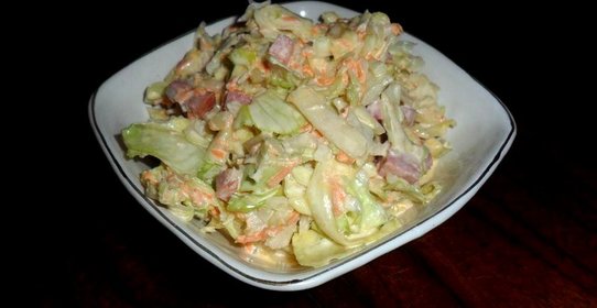 Салат из капусты с колбасой