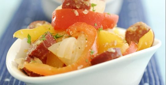 Закарпатское лечо с колбасками и яйцом