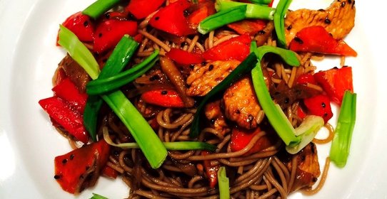 Стир-фрай из индейки в устричном соусе с лапшой соба