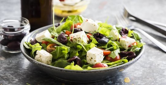 Салат с оливками и сыром