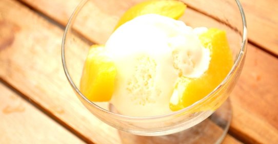 Десерт с персиками