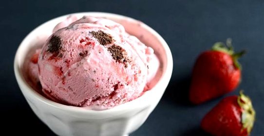 Клубничное мороженое с шоколадным печеньем