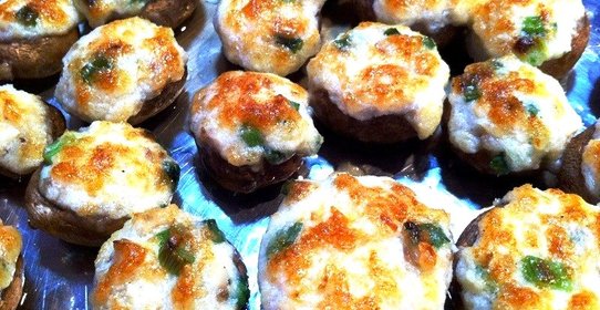 Грибы, фаршированные сладким перцем, запеченные под сыром