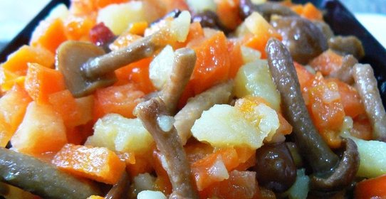 Салат с маринованными опятами