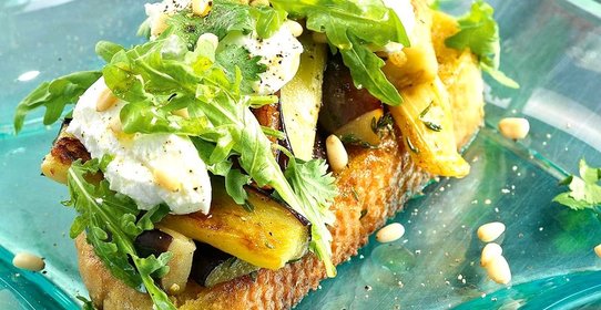 Салат на деревенском хлебе с баклажанами и козьим сыром