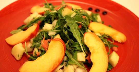 Фруктовый салат с клубничной заправкой