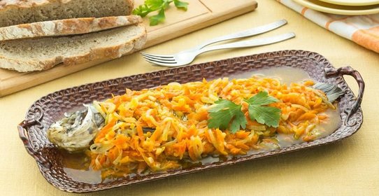Судак, запеченный с морковью