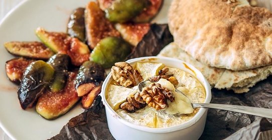 Запеченный камамбер с жареным инжиром