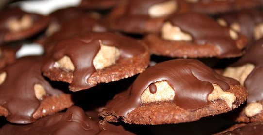 Шоколадное печенье с меренгами