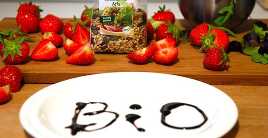 Салат с клубникой и с ассорти семян BioGourmet