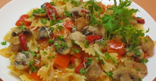 Фарфалле с грибами и куриным филе