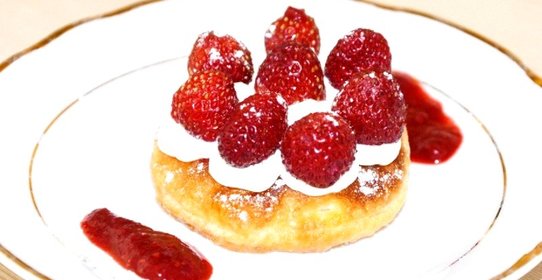 Слоенные пирожные с клубникой