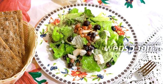 Салат с йоштой, смородиной и голубым сыром