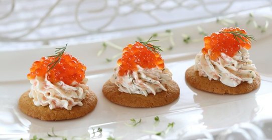Миндальные печенья с икрой и муссом из семги