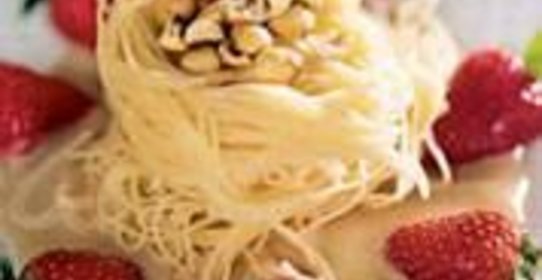 Вермишель с клубникой и соусом из коричневого сахара