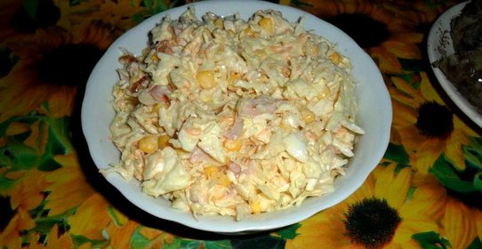 Салат из свежей капусты с копченной курицей
