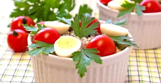 Салат с печенью, маринованными огурцами и сыром