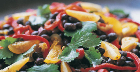 Салат из черной фасоли и жареного стручкового перца