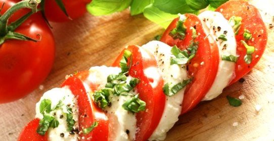Капрезе с моцареллой буффало и зеленым базиликом