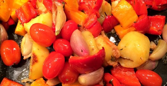 Овощной бейк с соусом из запеченного чеснока