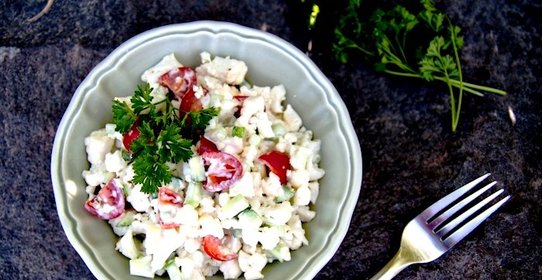Салат из цветной капусты с помидорами и огурцами