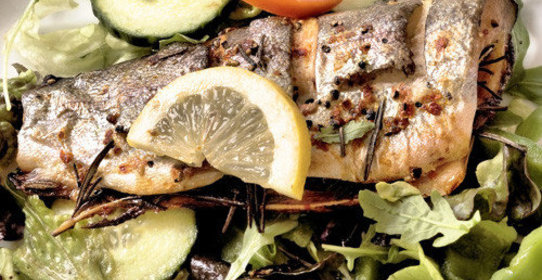 Форель, запеченная с укропом и лимоном