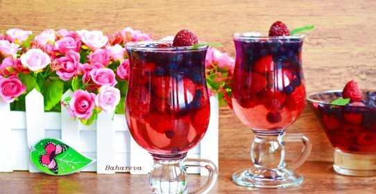 Ягоды в малиновом желе.