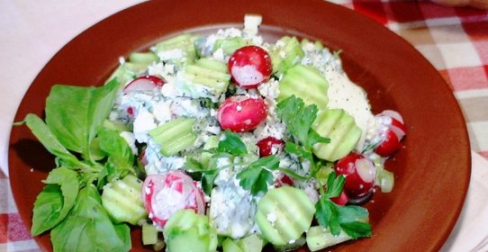 Летний салат из редиски с брынзой и лимонной цедрой