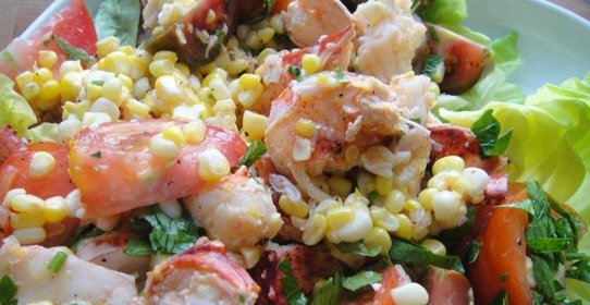 Салат из омаров, кукурузы и помидоров