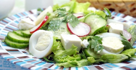Салат с редисом, огурцом, сыром и яйцом «Тео»