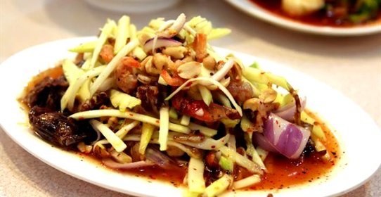 Крабовый салат с зеленым манго и кокосом